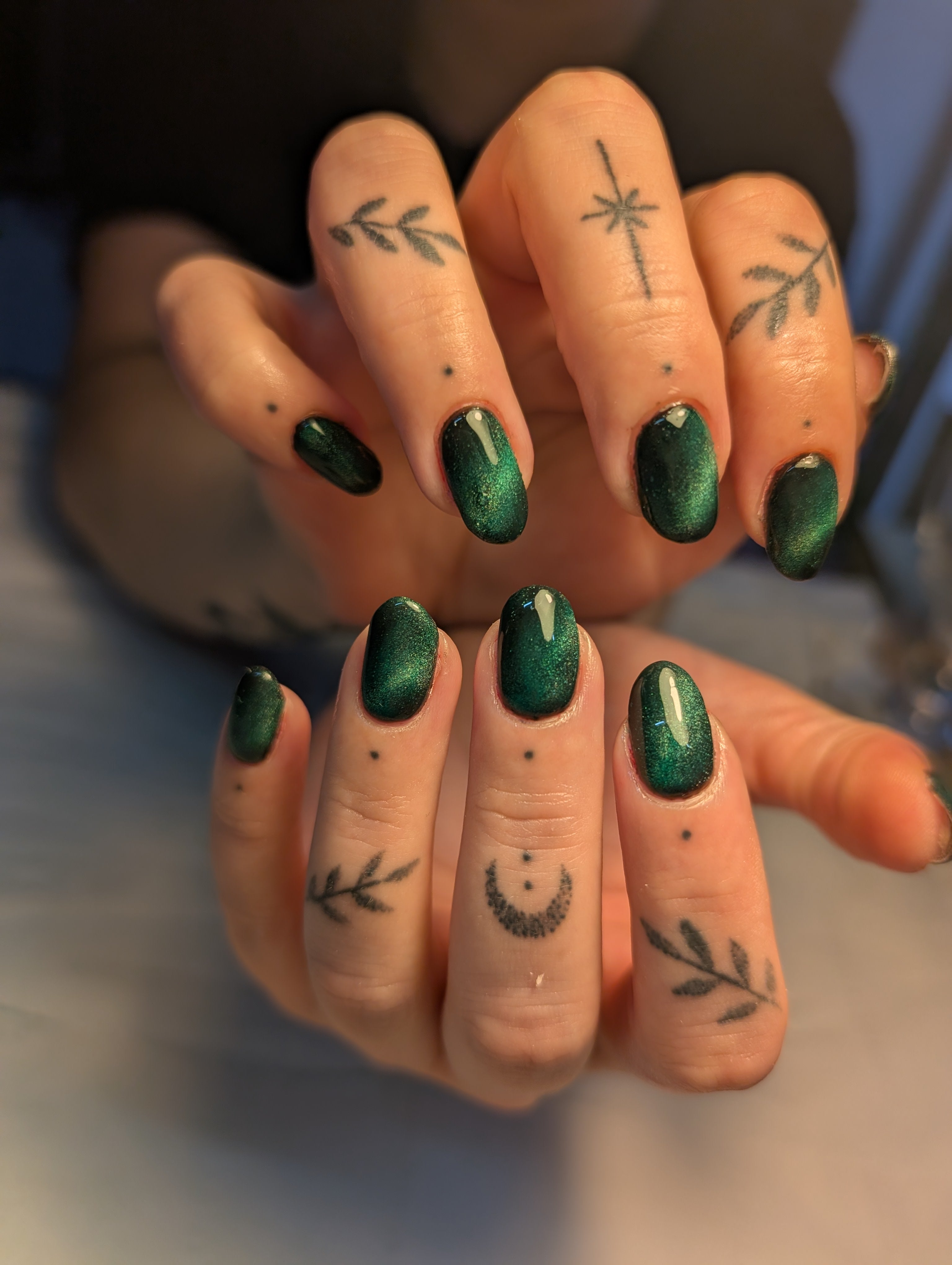 Green cat eye gem nails.jpg__PID:ffa73c8c-9873-4c47-9fda-d8266d3da78d