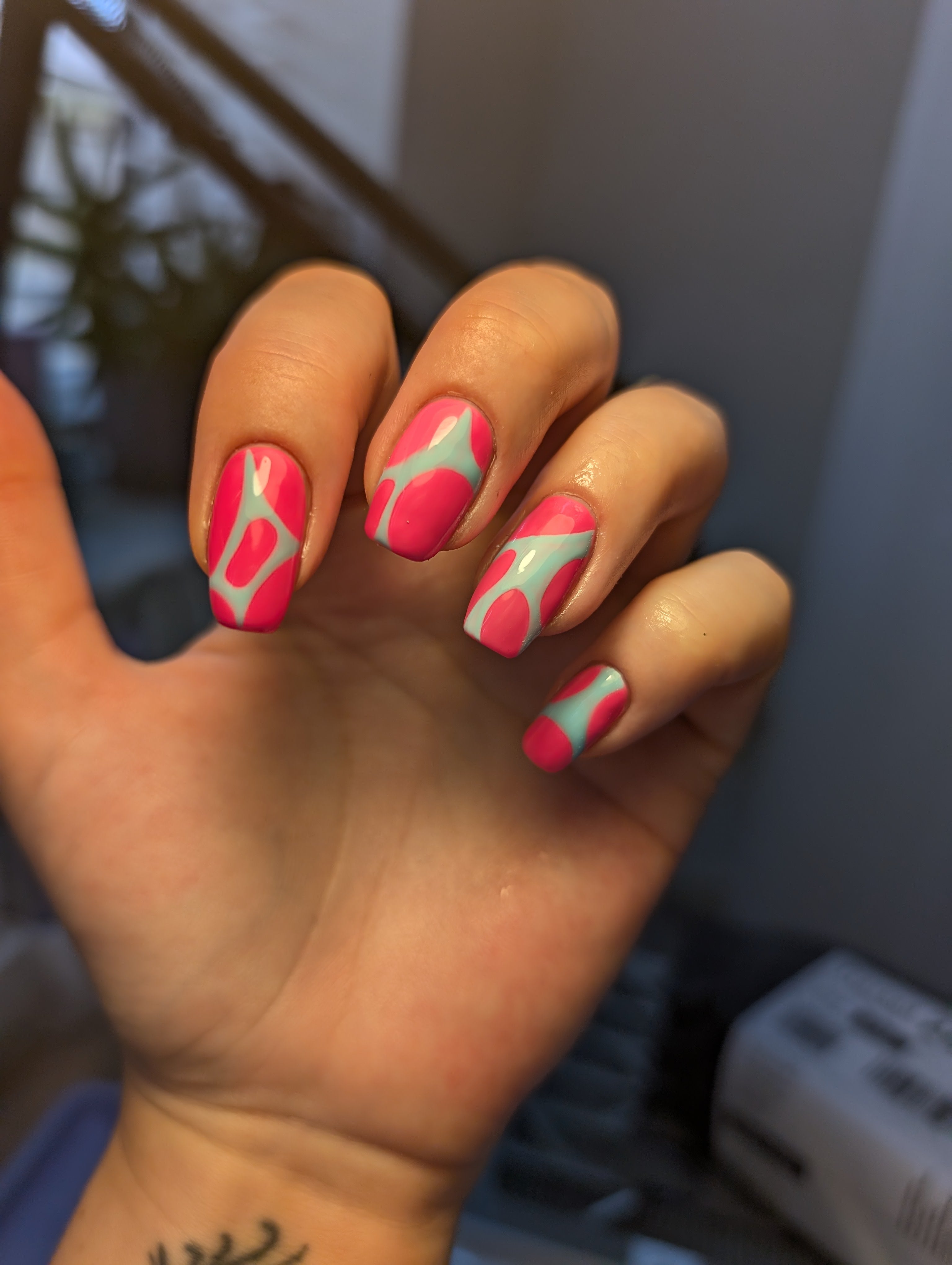 Pink and blue abstract nail art.jpg__PID:01d5621e-9981-46c7-bd5e-b97f83271f1b